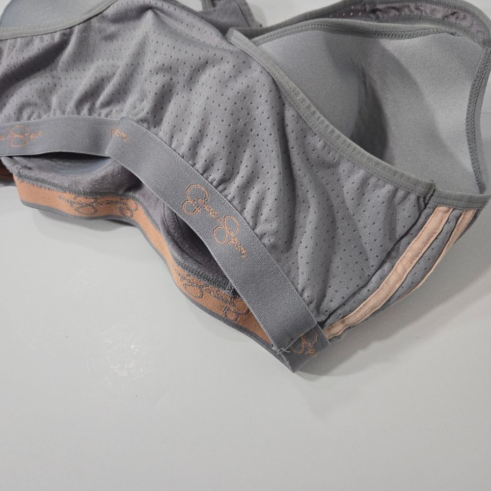 Jessica Simpson bra - Picture 9 of 12